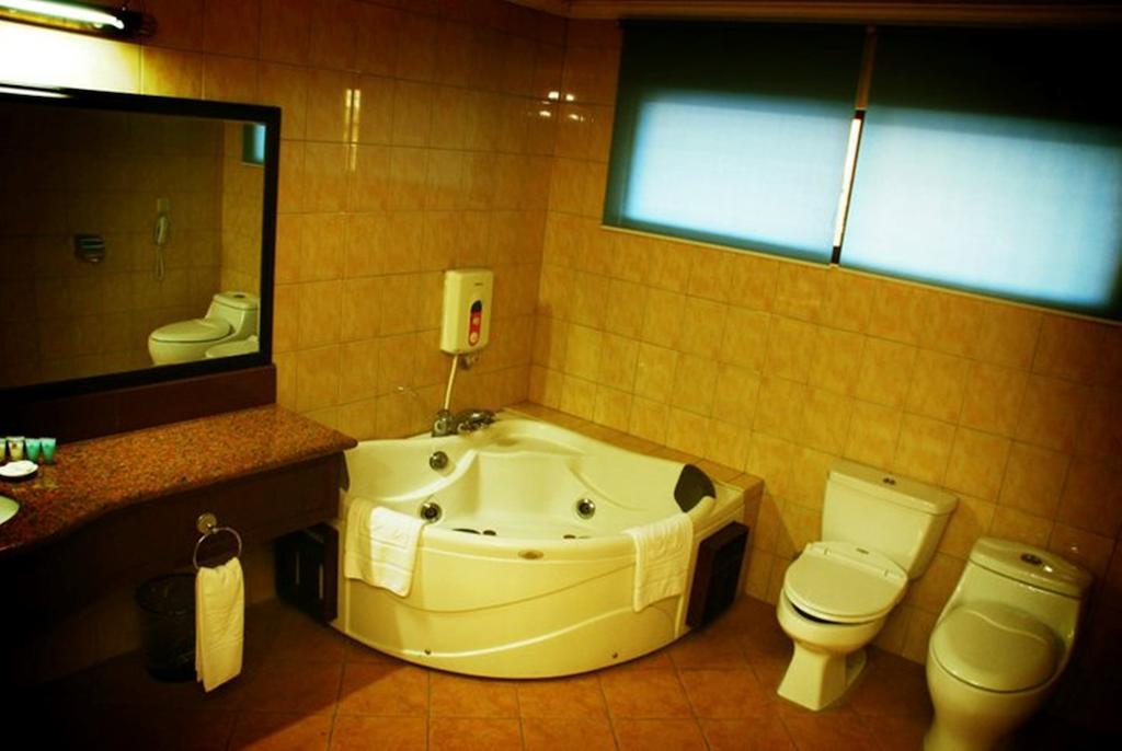 Grand Regal Hotel باكولود الغرفة الصورة