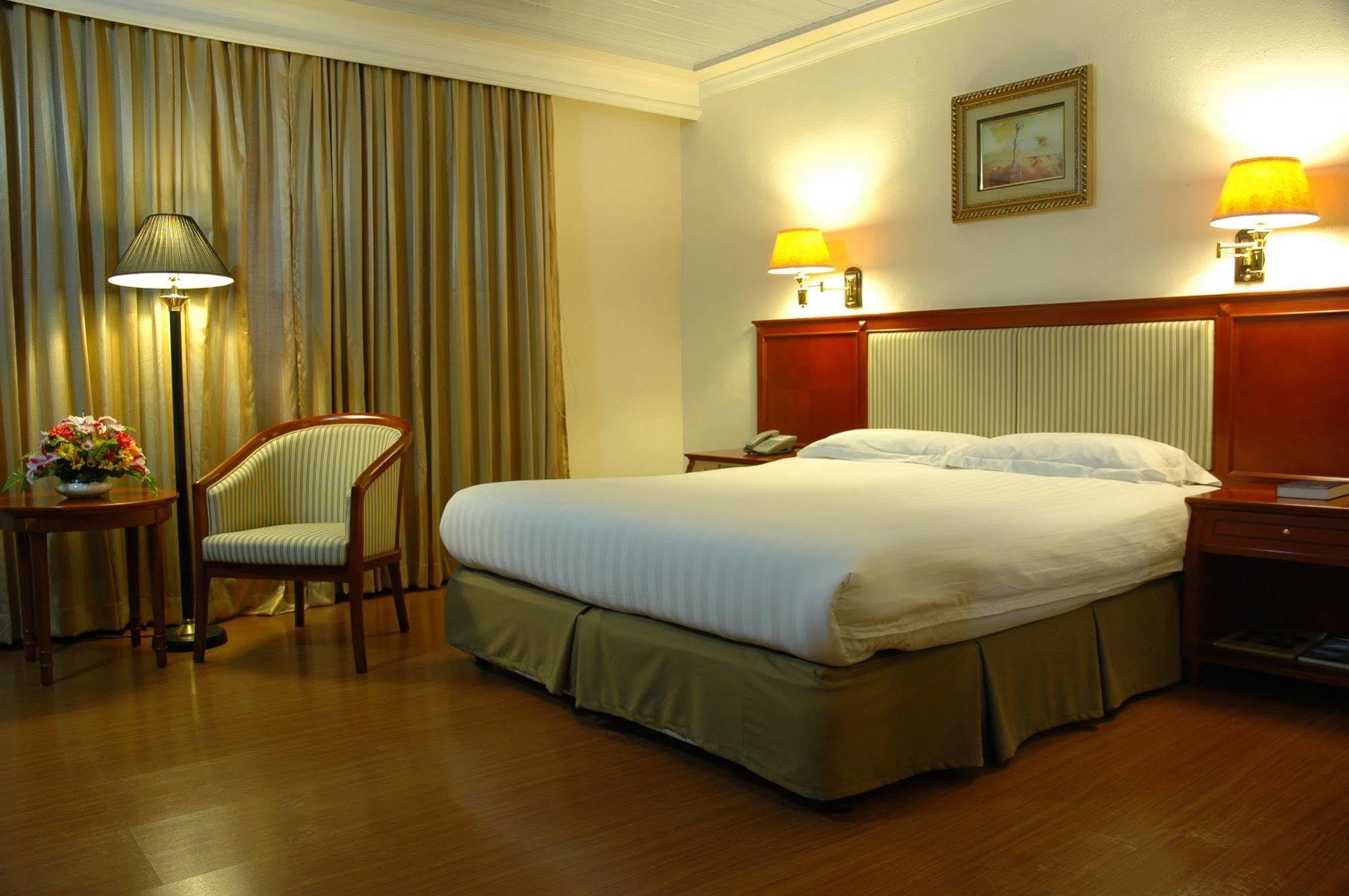 Grand Regal Hotel باكولود المظهر الخارجي الصورة