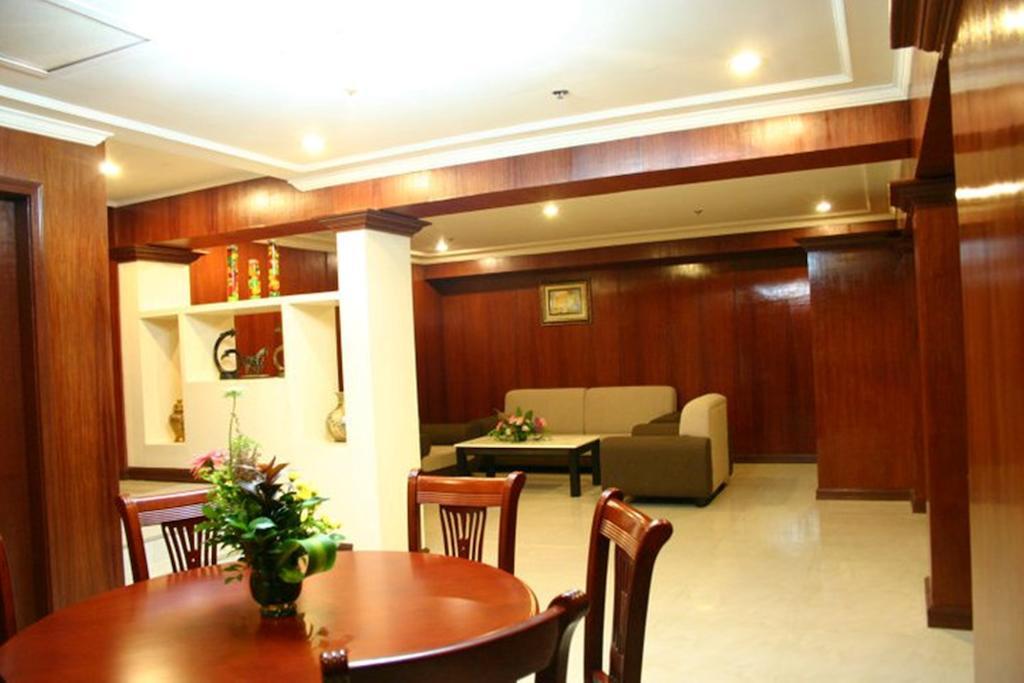 Grand Regal Hotel باكولود المظهر الخارجي الصورة